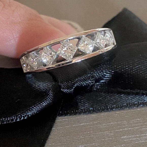 TRIPLE ROW PRINCESS CUT RING WHITE GOLD R050